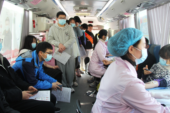 飛揚(yáng)熱血青春  匯集愛(ài)心洪流——安康學(xué)院積極開(kāi)展冬季獻(xiàn)血活動(dòng)