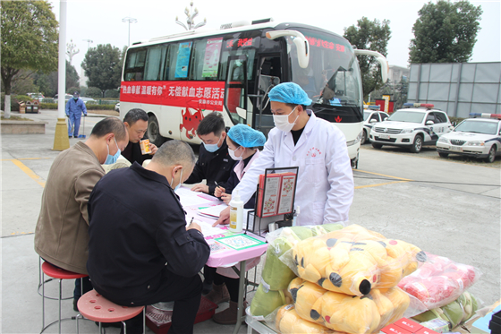 人民警察一心為民，捋袖捐血鐵血柔情——安康市公安局積極開展冬季獻(xiàn)血活動(dòng)