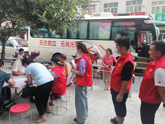 旬陽(yáng)縣蜀河鎮(zhèn)組織開展夏季愛(ài)心獻(xiàn)血活動(dòng)