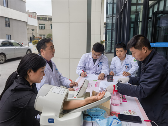 一“臂”之力，踐行醫(yī)者擔當——安康市中心血站聯(lián)合漢濱區(qū)第三人民醫(yī)院開展無償獻血活動