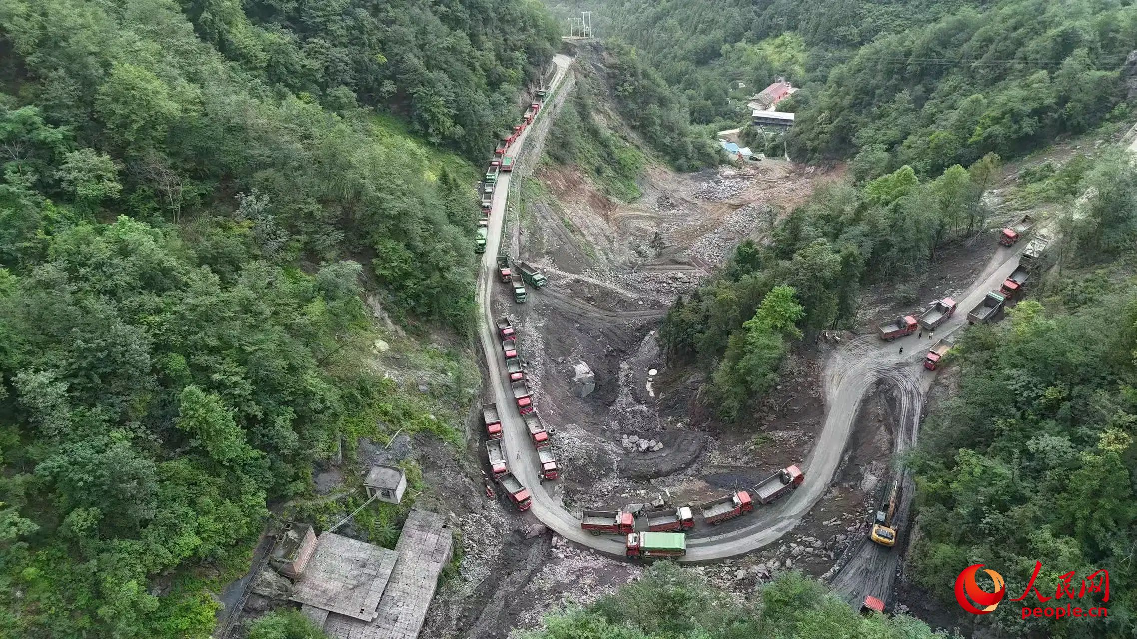 清運礦渣的卡車停在工區(qū)。受訪者供圖