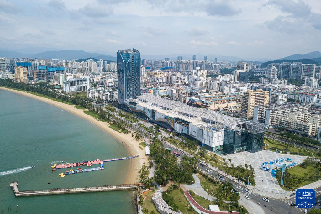 海南自貿(mào)港重點(diǎn)園區(qū)——三亞中央商務(wù)區(qū)（無(wú)人機(jī)照片，11月1日攝）。新華社記者 蒲曉旭攝