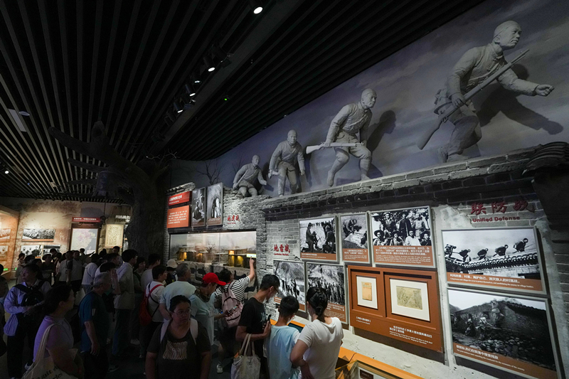 2025年7月8日，參觀者在中國人民抗日戰(zhàn)爭紀(jì)念館參觀《為了民族解放與世界和平》主題展覽。