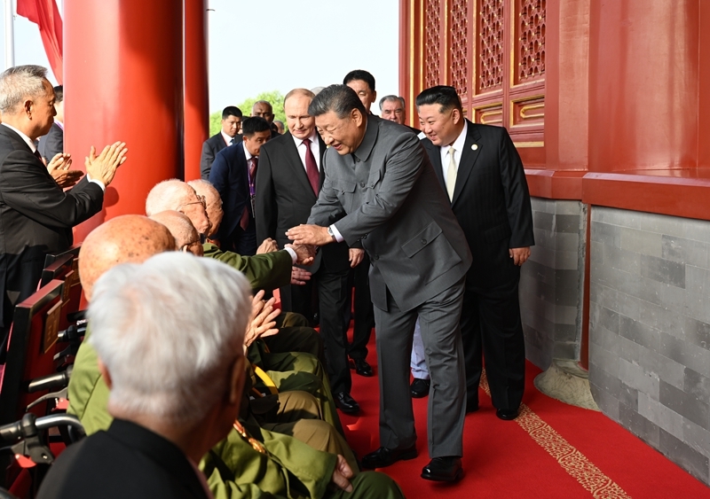 2025年9月3日，習(xí)近平總書記同抗戰(zhàn)老戰(zhàn)士老同志代表親切握手，向他們表示崇高敬意。