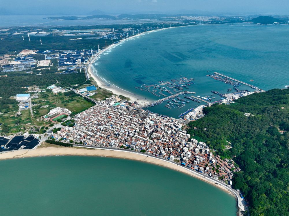 這是2024年10月16日拍攝的福建省漳州市東山縣澳角村（無(wú)人機(jī)照片）。新華社記者姜克紅攝