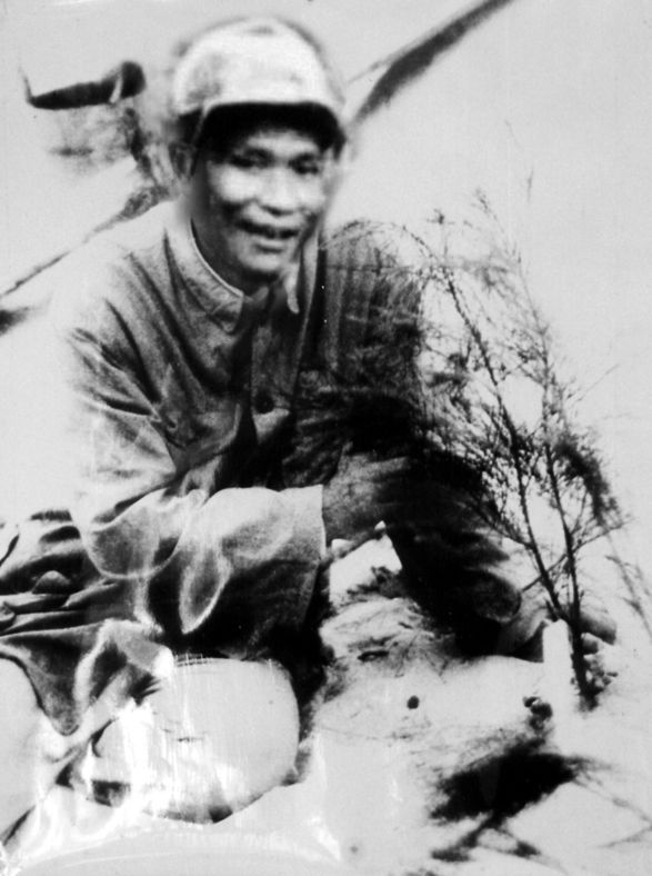 谷文昌與試種成活的木麻黃（資料照片）。