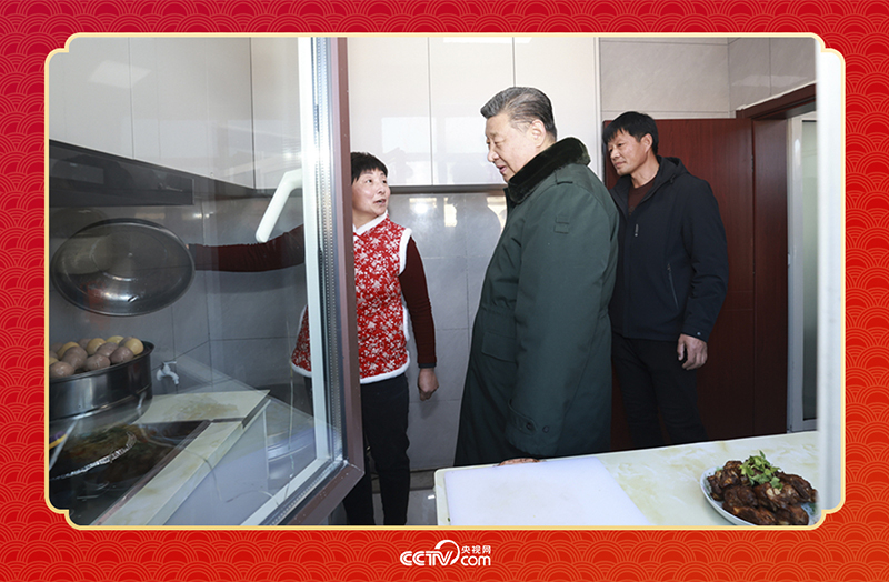 2025年春節(jié)前夕，習(xí)近平總書(shū)記在遼寧葫蘆島市綏中縣明水滿族鄉(xiāng)祝家溝村考察時(shí)，走進(jìn)村民朱西存家看望。