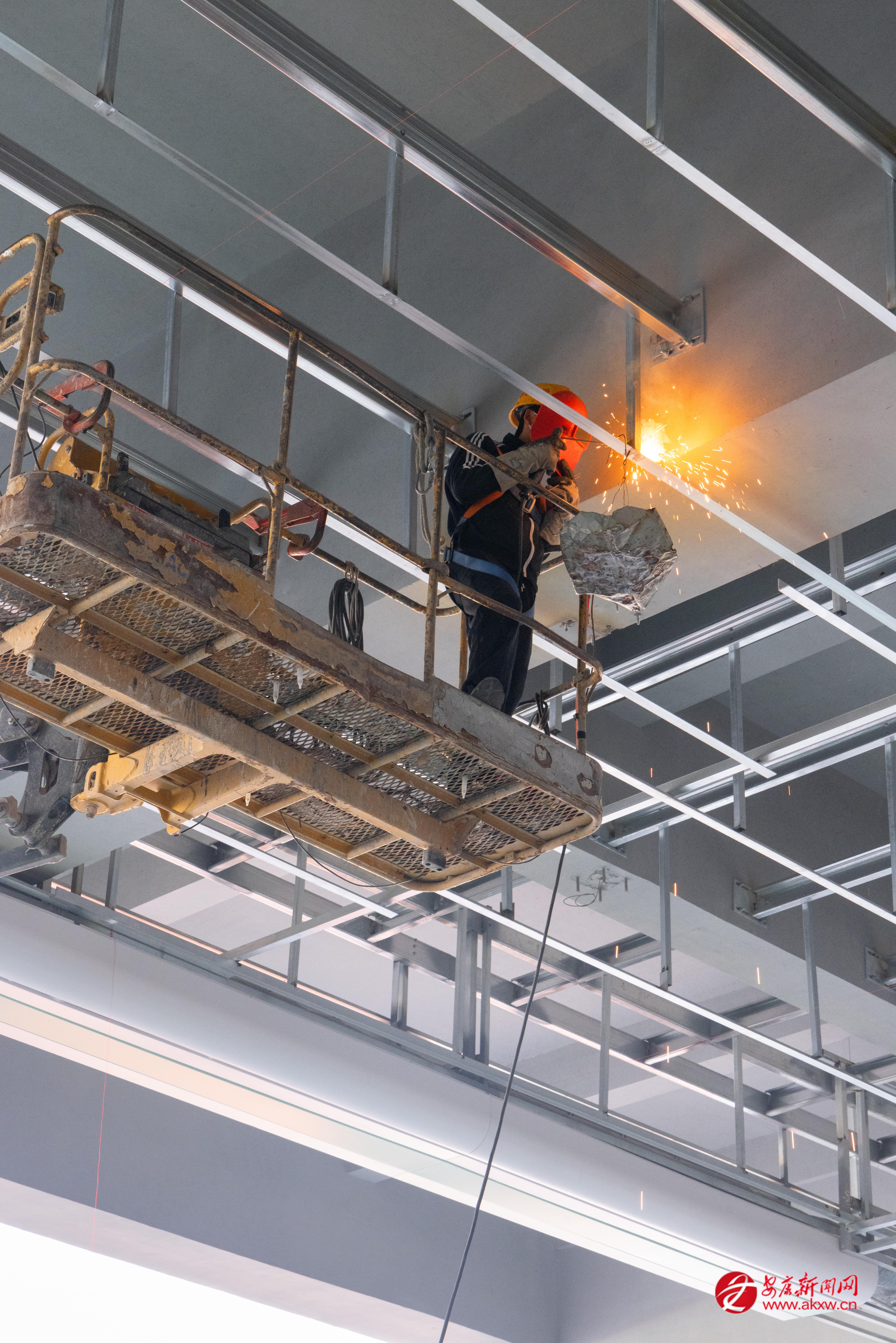 站臺(tái)吊頂裝飾施工