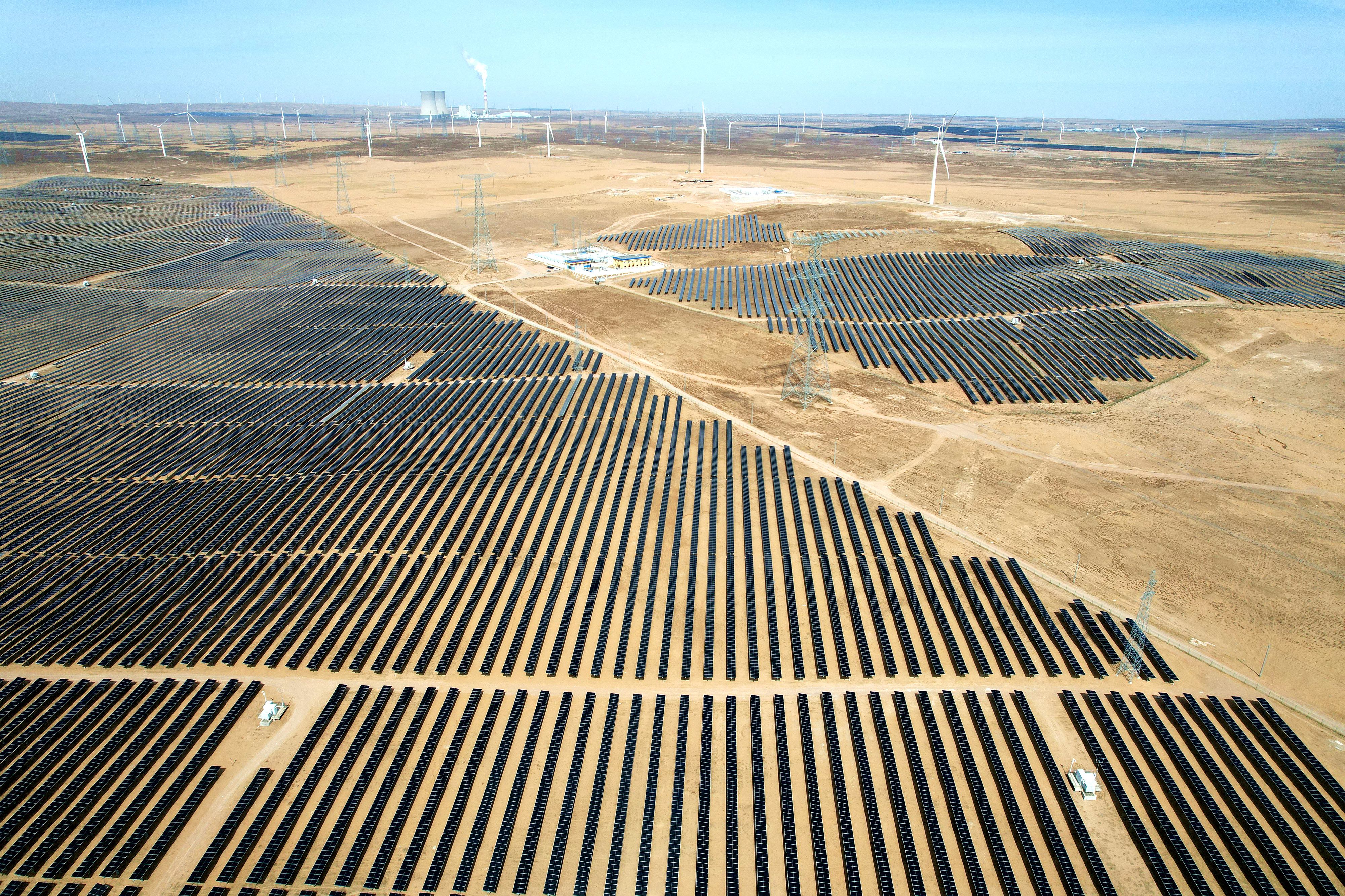 2026年3月18日，寧夏銀川，在靈武市白土崗鄉(xiāng)的一處光伏產(chǎn)業(yè)基地，成片的太陽能光伏板匯成一片“藍(lán)色海洋”。