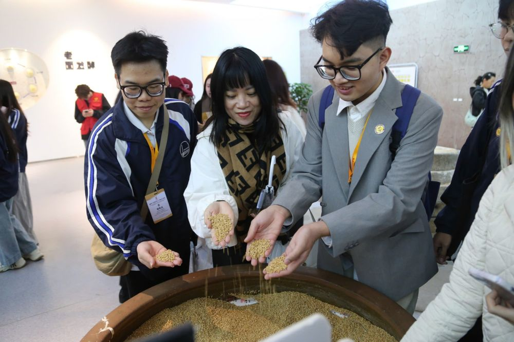 2026年3月30日，參加“紅色研學(xué)之旅”的越南青年在河北參觀新農(nóng)村建設(shè)。