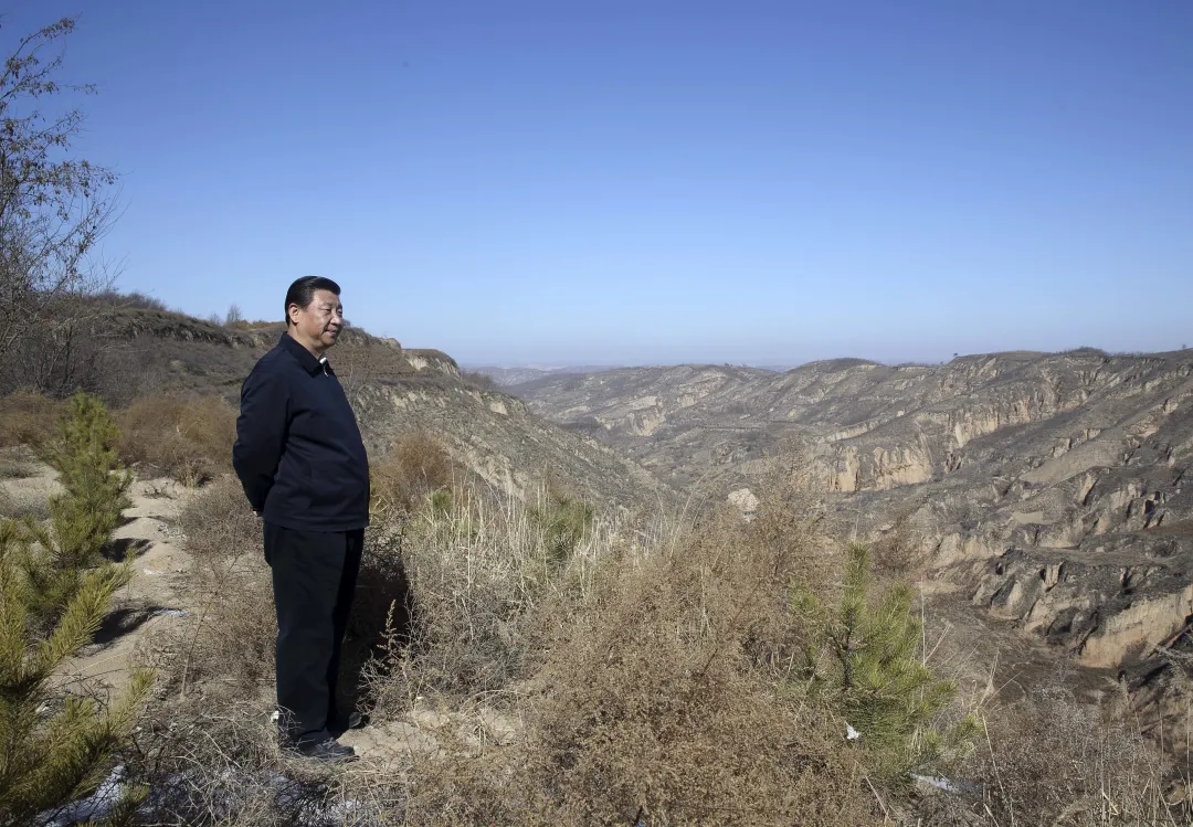 2015年2月13日，習(xí)近平回到陜西省延安市延川縣文安驛鎮(zhèn)梁家河村看望父老鄉(xiāng)親。在一段山路上，他停了下來，舉目凝望。